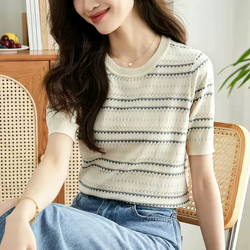 Универсальный топ для кормления в полоску, трикотаж из ледяного шелка, летний тонкий стиль, миниатюрный круглый вырез, жаккардовая перфорированная рубашка для кормления.