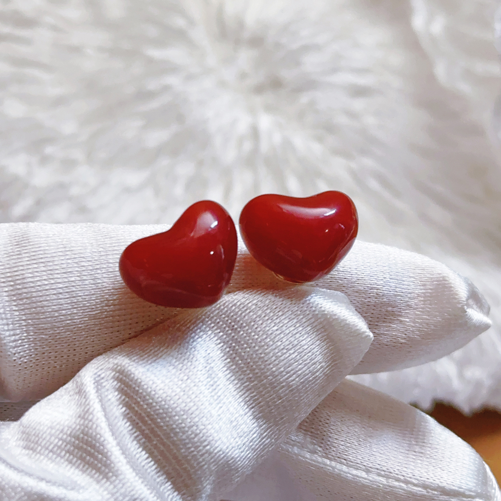 Pendientes de amor rojo dulce temperamento corazón melocotón simple y ligero acrílico de lujo moda transfronteriza accesorios de oreja fría ins