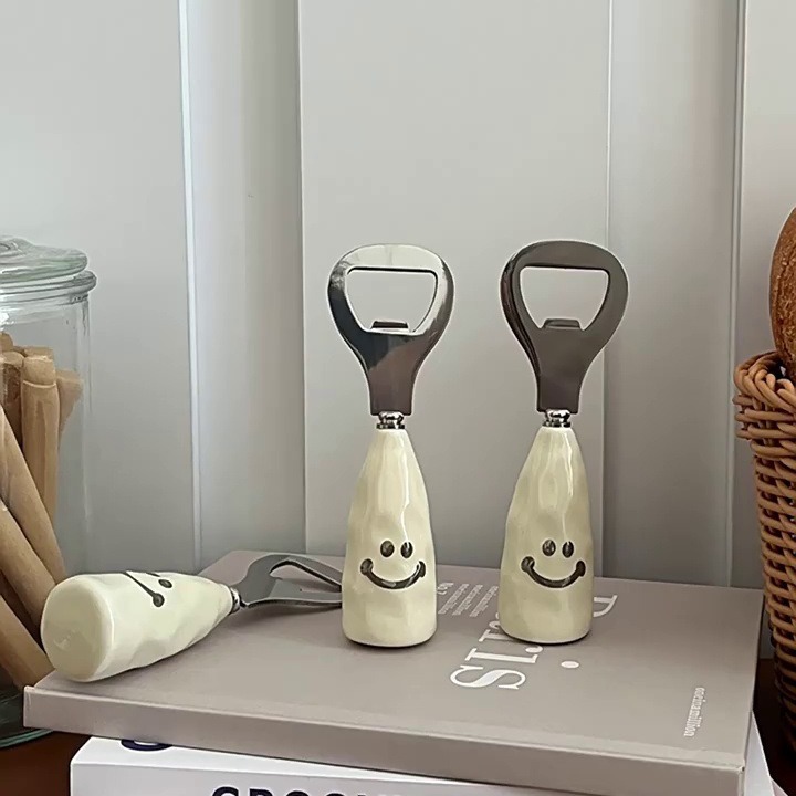 (2개) INS SMILEY FACE 고 가치 맥주 병따개 귀여운 와인 병 스크루 드라이버 홈 병따개 휴대용 스크류 캡 ZHAO ZHIWU