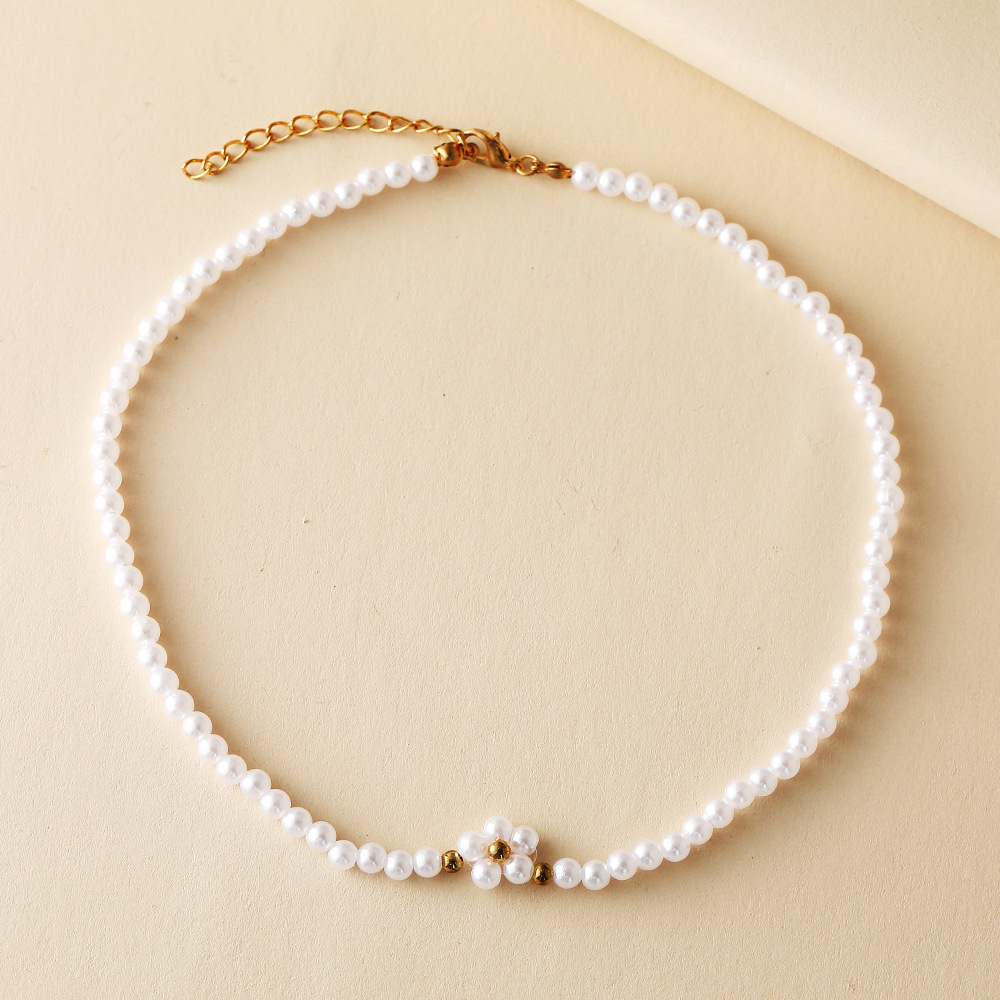 Retro Pearl Simple Pearl Flower Necklace Chocker Clavicle Chain Wholesale display picture 3