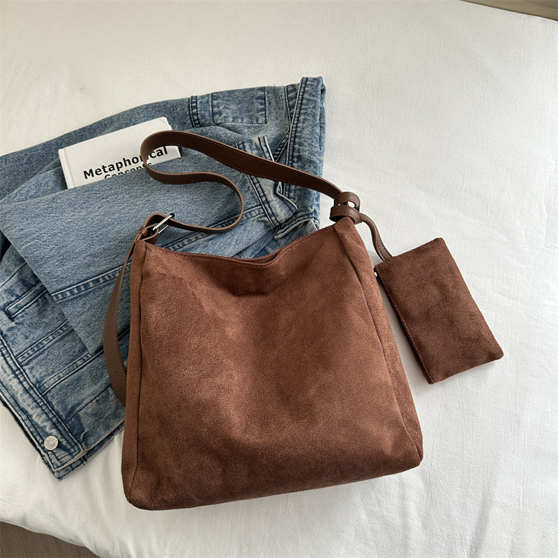 Bolsa de hombro de alta calidad de gran capacidad mate de damas 2024, invierno nuevo estilo versátil bolso de brazo bolso especial para mujeres