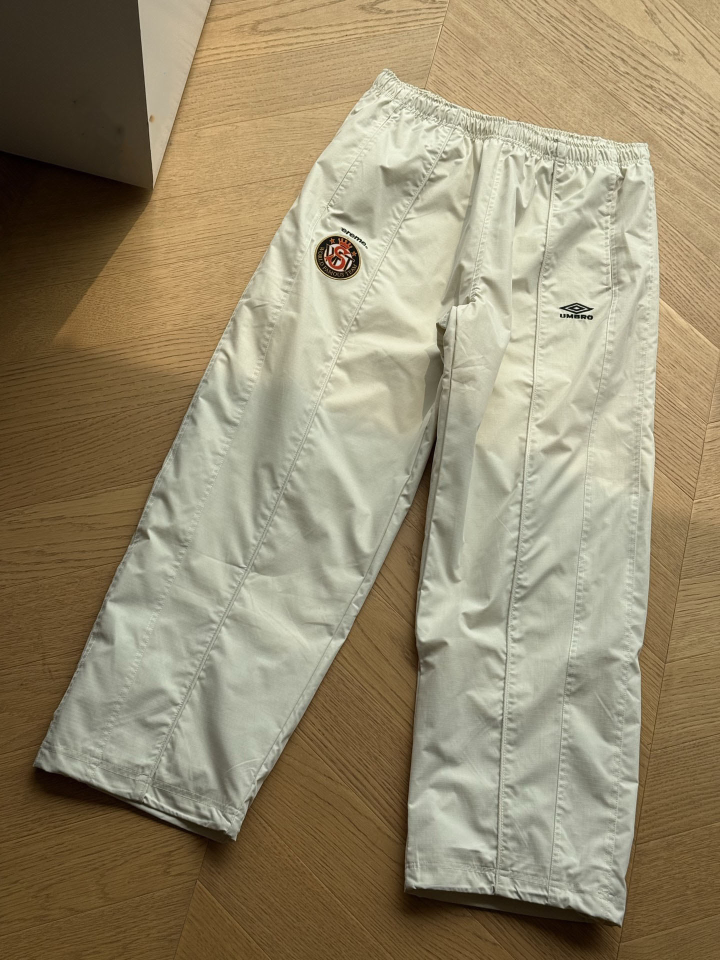 A8. pantalones de arroz blanco