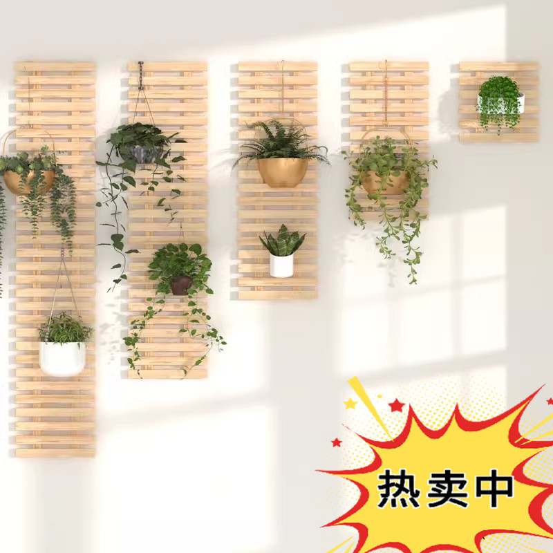 古館のバルコニーに置かれた木製の花棚、壁に取り付けられた柵、屋内カフェのグリーンハンギングラック、人工植物の木製ハンギングラック|undefined