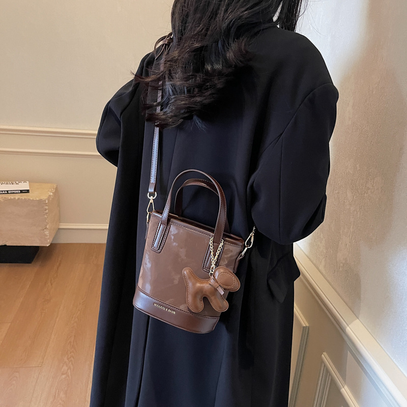 Bolso de tendencia explosiva para mujeres 2025 nuevo estilo versátil bolso de hombro simple de alto nivel nicho bolso de cubo