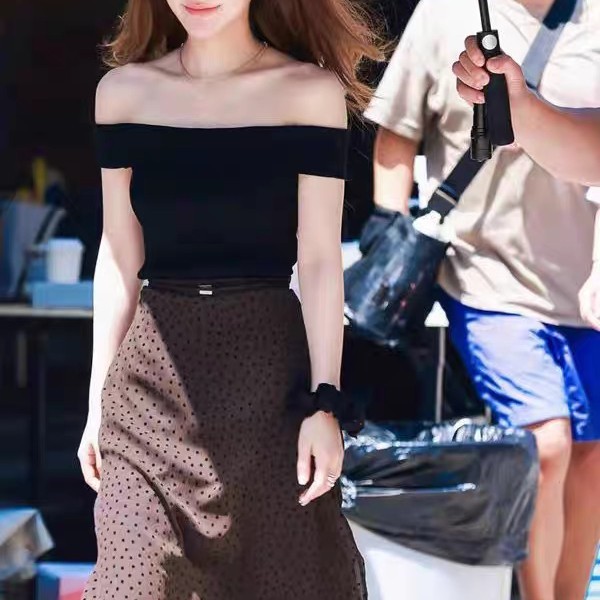 赵露思许我耀眼同款黑色一字肩短袖T恤女露肩上衣波点半身裙套装|undefined