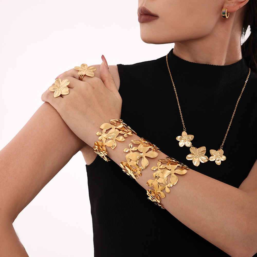 Offenes Armband mit quadratischer Zuckerblumenstruktur aus farbechtem Titanstahl, modisches und extra breites Armband_voghion.com