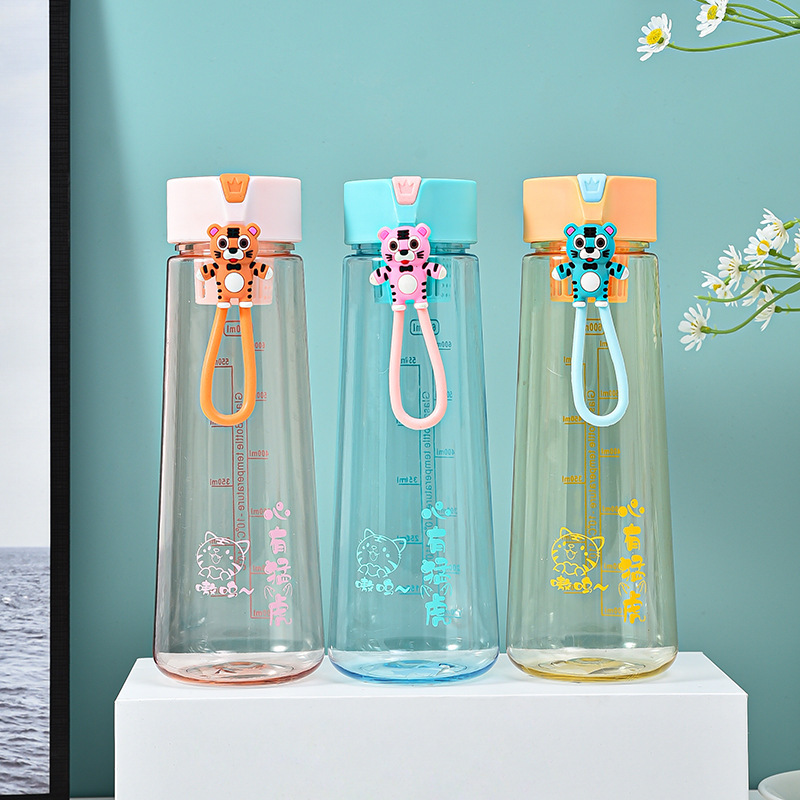 Nueva taza de agua deportiva de gran capacidad, botella de agua de plástico de verano para niños, estudiantes simples, botella de agua resistente a altas temperaturas para beber directamente