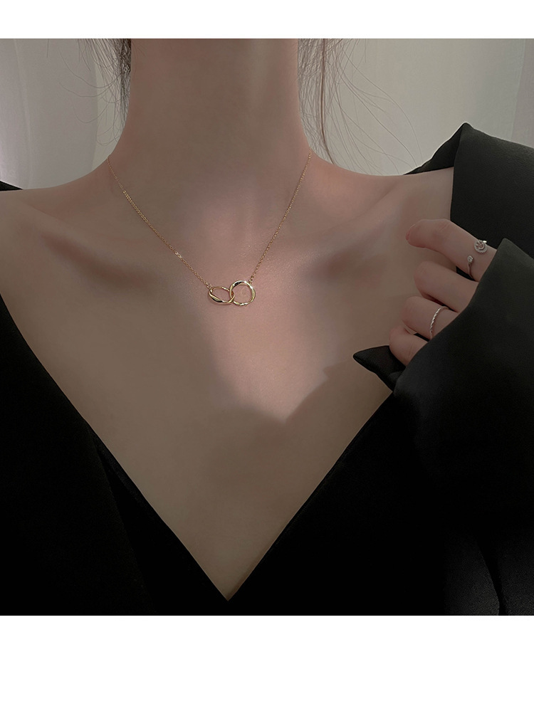 Collier à anneaux entrelacés Mobius pour femme, tendance sur Instagram, design simple et original, chaîne asymétrique pour le cou._voghion.com