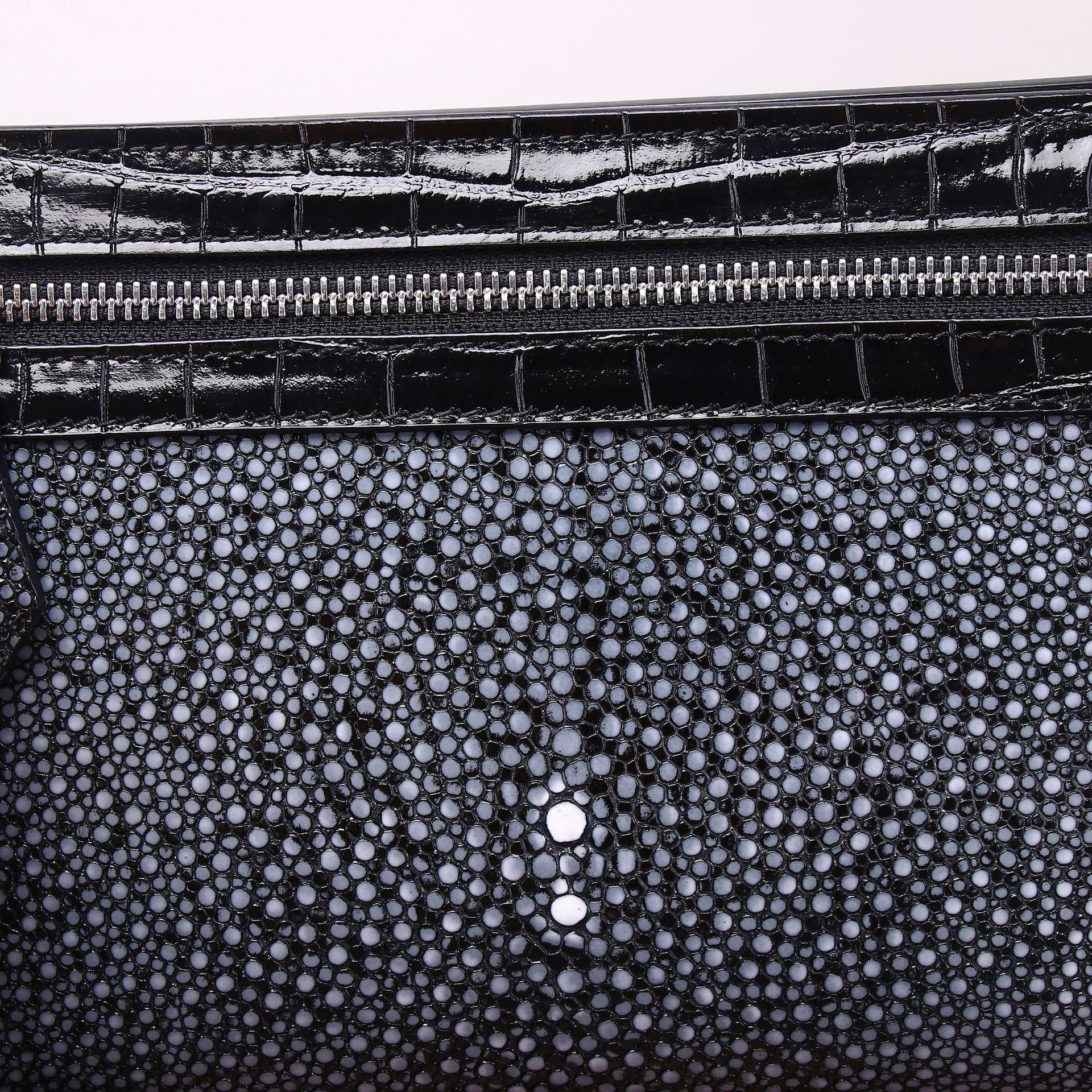 Túi clutch nam họa tiết vân cá ngọc trai bóng mượt, dung tích lớn, đựng điện thoại chi tiết 4
