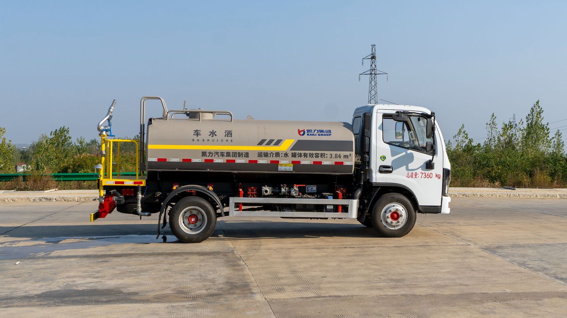 Dongfeng Xiaodoli Truck Sprinkler Truck 5 Cubic Meters for Dust Reduction in Garden Landscaping Sites, Municipal Sprinkler Truck for Residential Areas