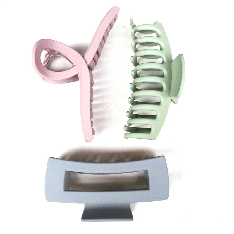 Big plastic hairgrip for bath