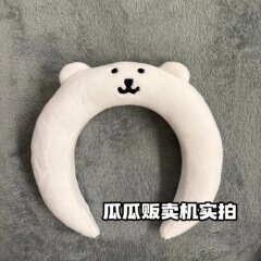 白い自嘲熊のぬいぐるみのカチューシャが可愛いです。写真を撮ります。