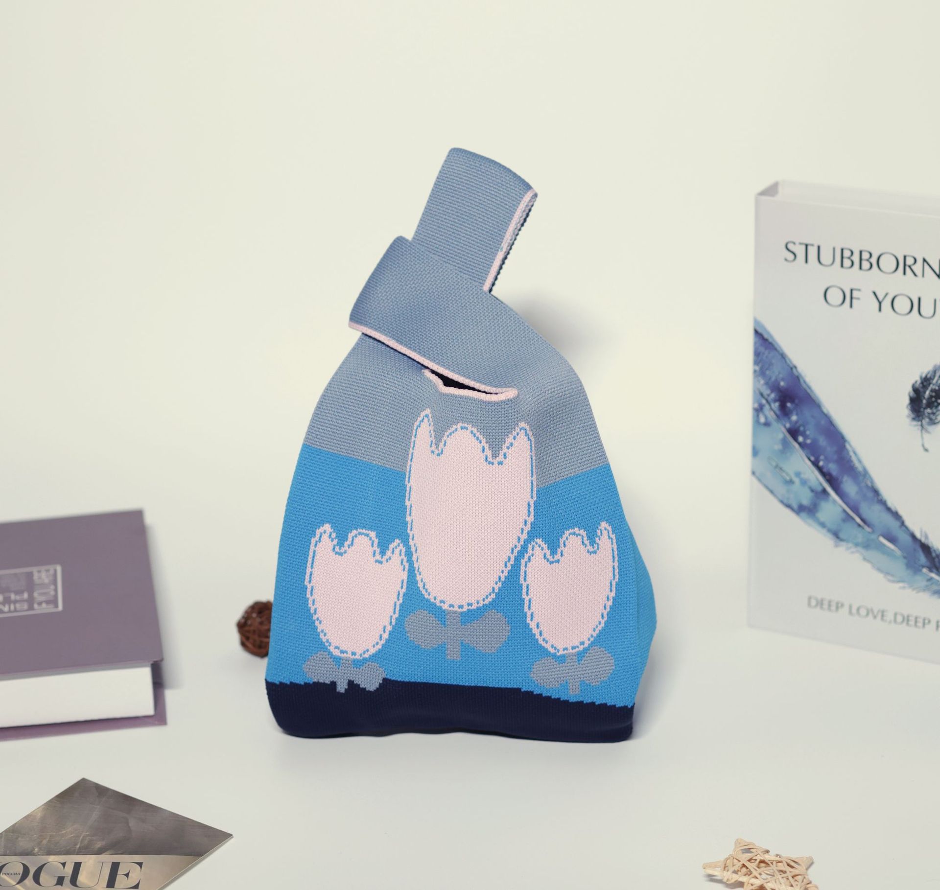 파란색 배경에 어울리는 작은 꽃