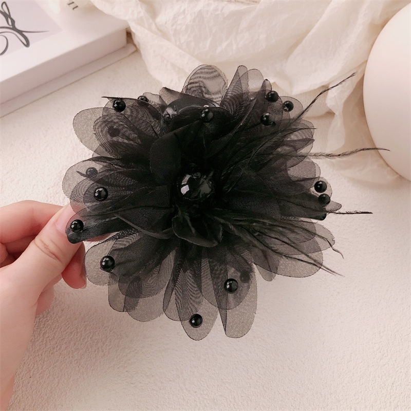 Alta sensación de malla negra abrazadera de arco 2024, nueva tarjeta de plumas esponjosas mostrando el volumen de cabello detrás de la abrazadera de pesca de la cabeza