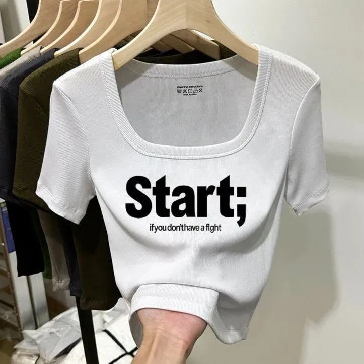 2025年夏新作女性用右肩半袖Tシャツ、ピュアでシック、甘くてスパイシー、鎖骨露出スクエアカラートップ、スレッドTシャツ|undefined