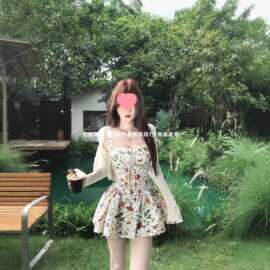 多巴胺彩色印花方领无袖连衣裙女夏季度假风收腰显瘦a字背心短裙