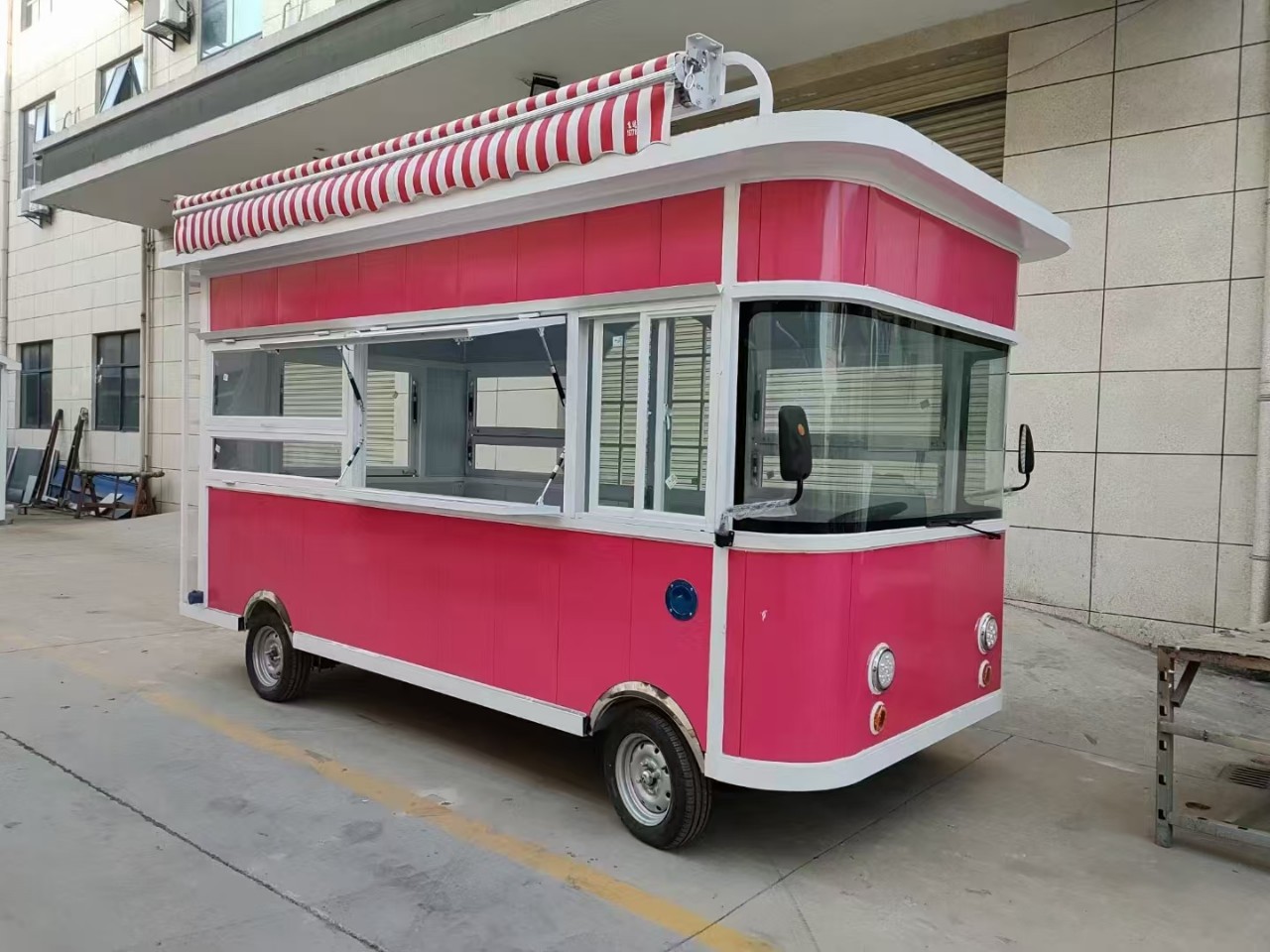 网红小吃多功能电动餐车流动摆摊炸串早餐四轮烧烤商用夜市美食车