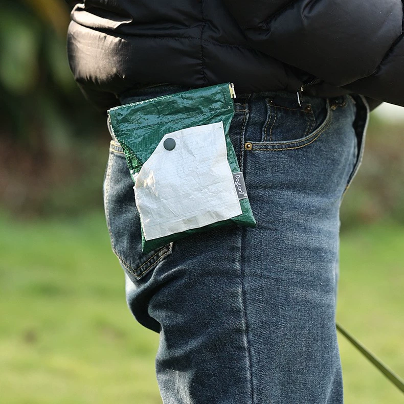 Трансграничные выгула собак выходят на улицу в сумке для отдыха