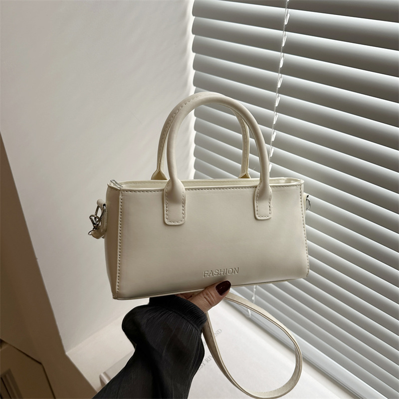 Bolso cuadrado pequeño simple de mano 2025 primavera y verano nuevo estilo bolso de hombro de moda de alta gama versión coreana bolso de mensajero de nicho femenino