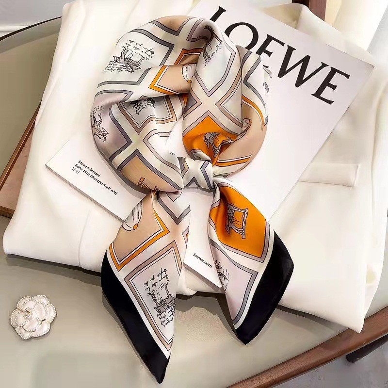 Primavera y verano nueva bufandas de seda impresa profesional bufandas de seda imitación para enviar a la madre 70 bufandas de seda al por mayor