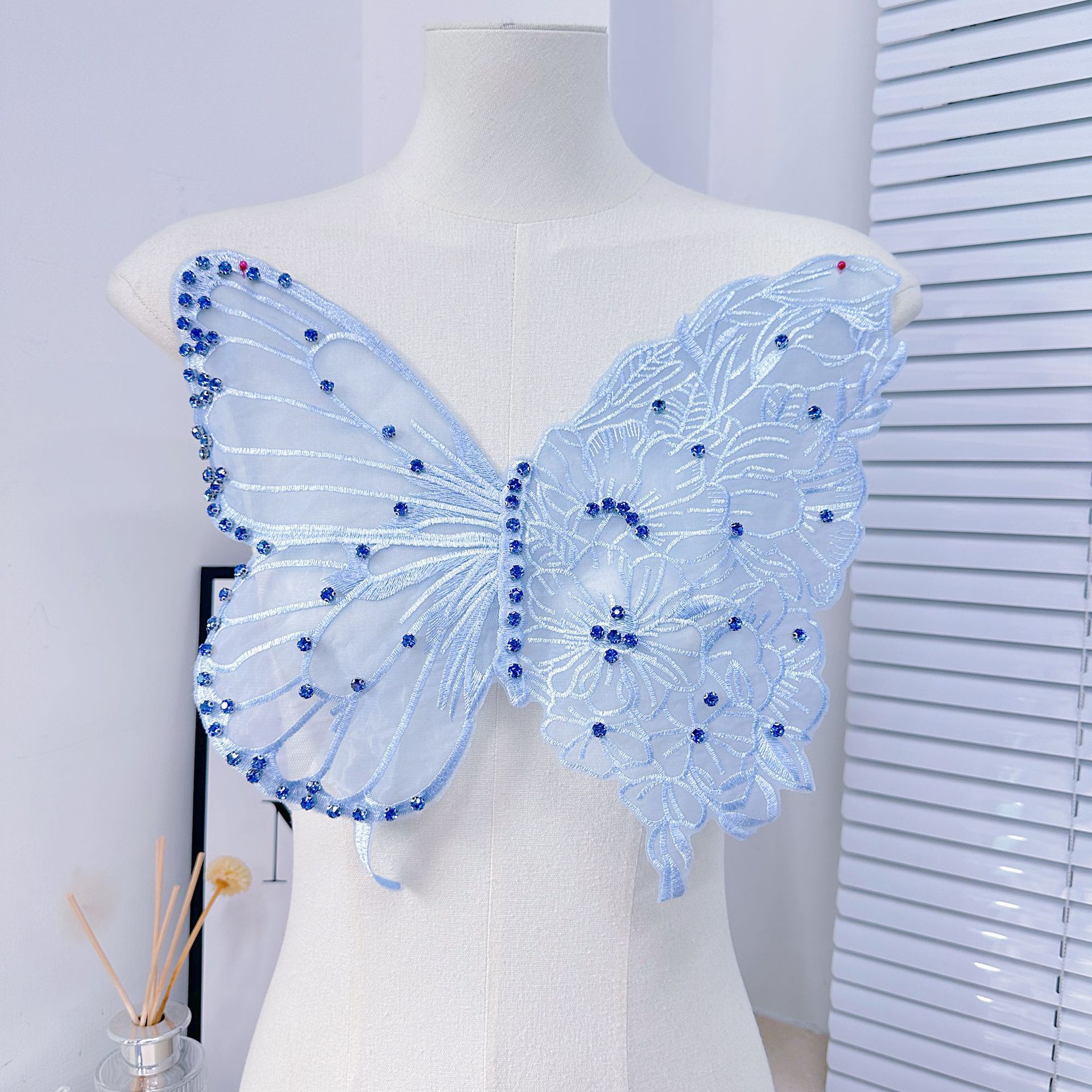 Vestido de malla fina con bordado de mariposas y apliques de diamantes de imitación, ropa de baile, nuevo estilo chino, accesorios de ropa, fabricante en stock.