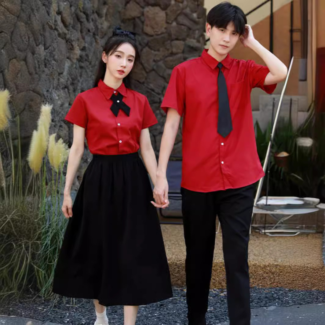 At the beginning of graduation season, Senior high school students recite costumes, women's chorus perform red songs, class uniforms, academic style suit dresses