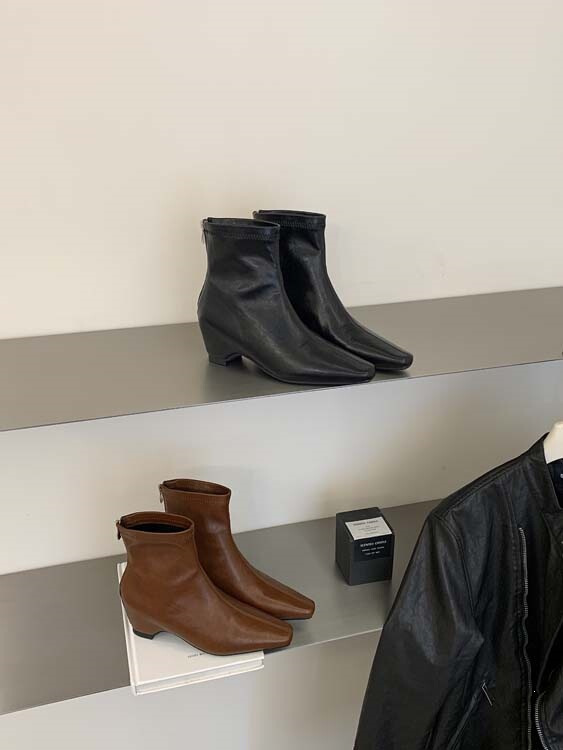 Early autumn square-toed wedge ankle boots with a slimming effect, made of Maillard leather, with a back zipper, paired with a skirt and wide-leg jeans