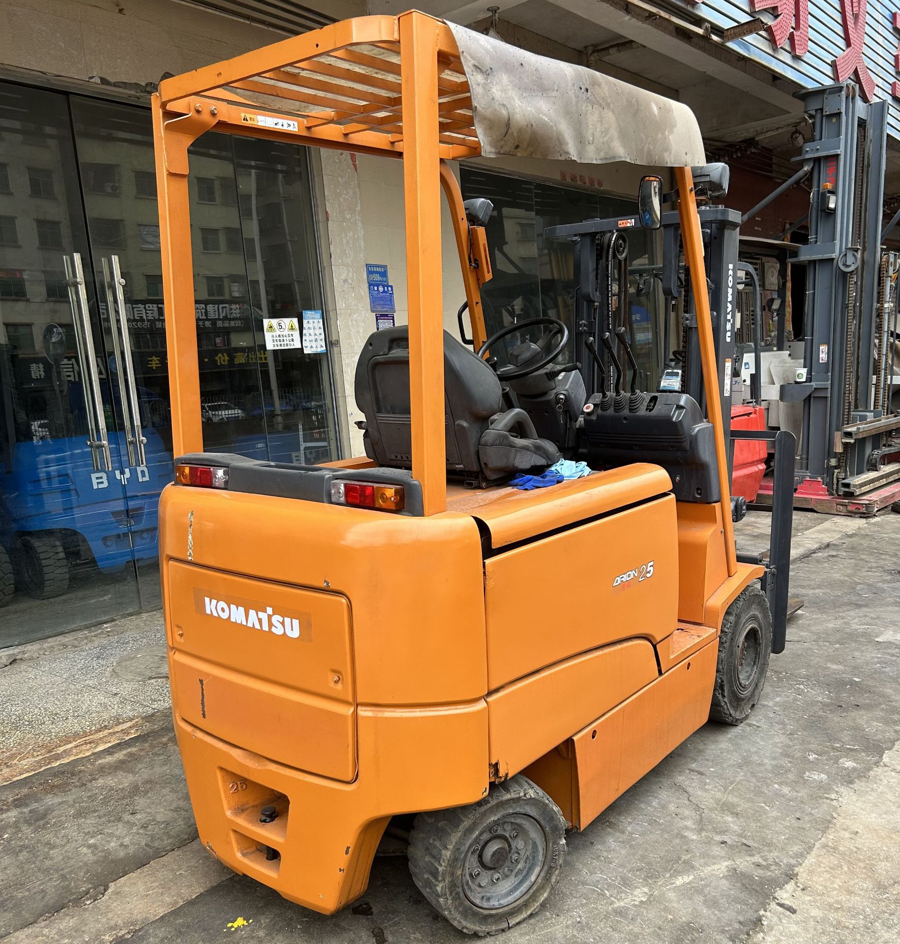 2.5吨电动叉车 2.5吨KOMATSU四轮平衡重式电动叉车 配左右侧移器