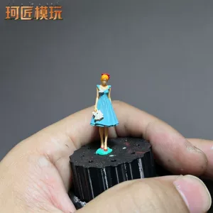 Мини-фигурка в синем платье 1/64 для макета