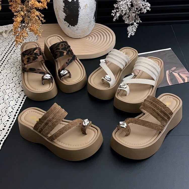 Explosión de verano de 2026 nuevo dedo de dedos grueso en una sola barra de zapatillas suaves cómodas para usar zapatillas casuales de playa para mujeres