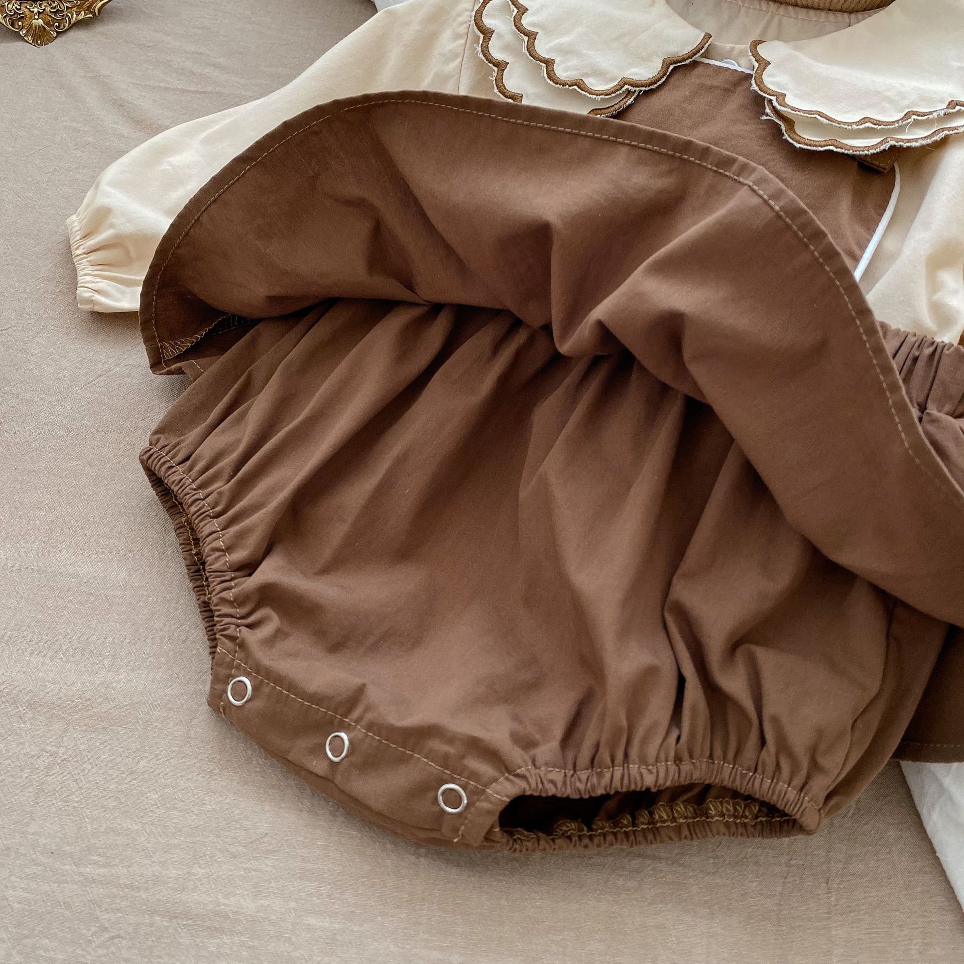 Conjunto de dos piezas de ropa para bebé ins2025, camiseta sin mangas y pelele, elegante y versátil, traje de gateo.