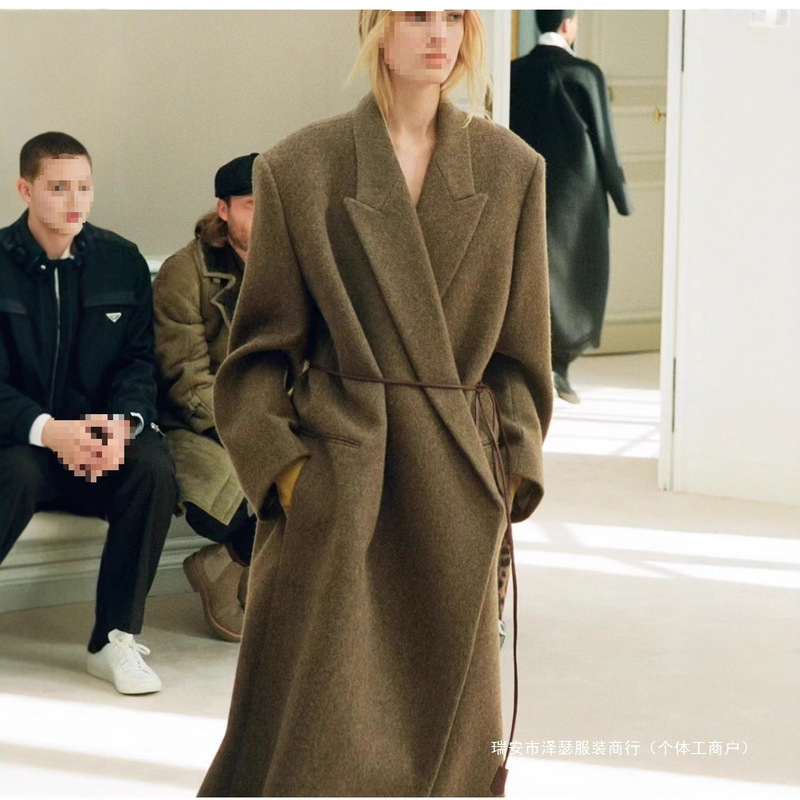 Limited stock available: Row-style runway coat, Fall/Winter 25, warm long minimalist wide-shoulder woolen coat for women Limited stock available: Row-style runway coat, Fall/Winter 25, warm long minimalist wide-shoulder woolen coat for women