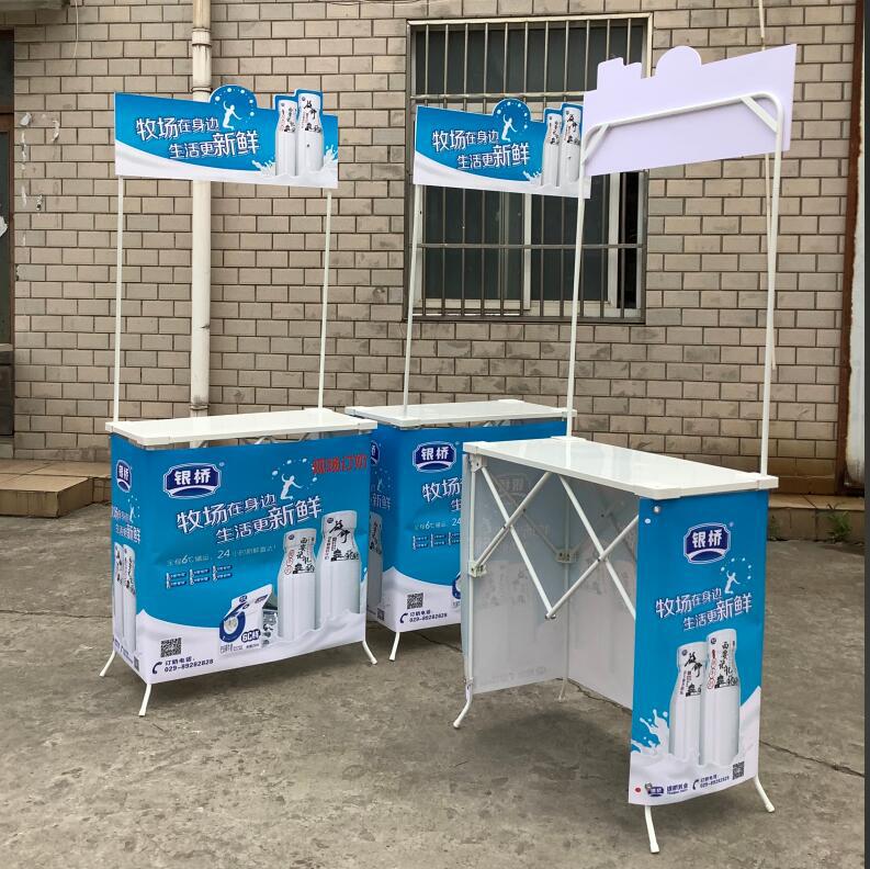 Mesa promocional de malla de hierro fabricada en fábrica, mesa plegable portátil con capacidad de carga, cabina de fotos, mesa de degustación, esencial para exposiciones.