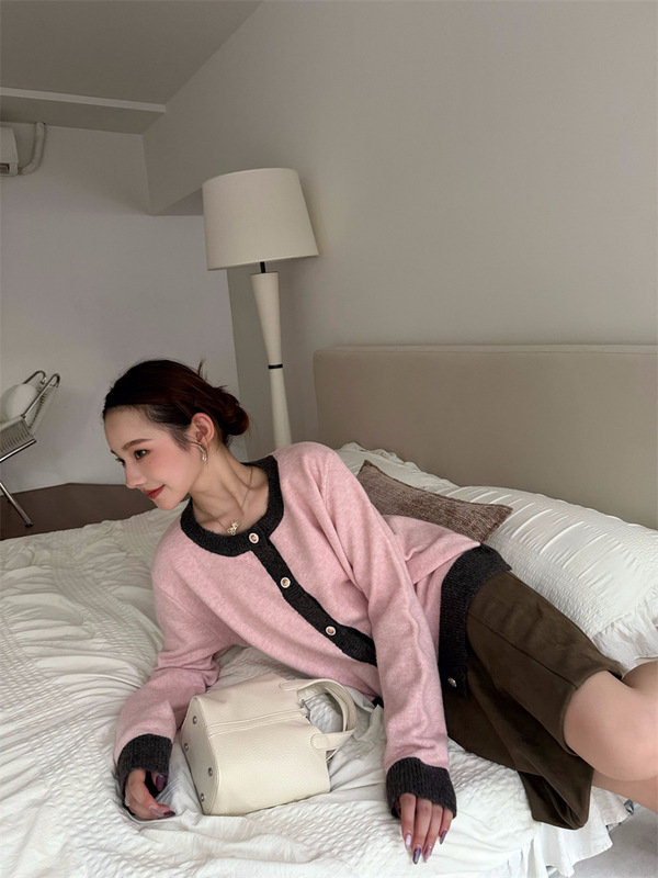 【实拍】含羊毛撞色针织开衫女秋冬季慵懒设计感圆领金属纽扣外套|undefined