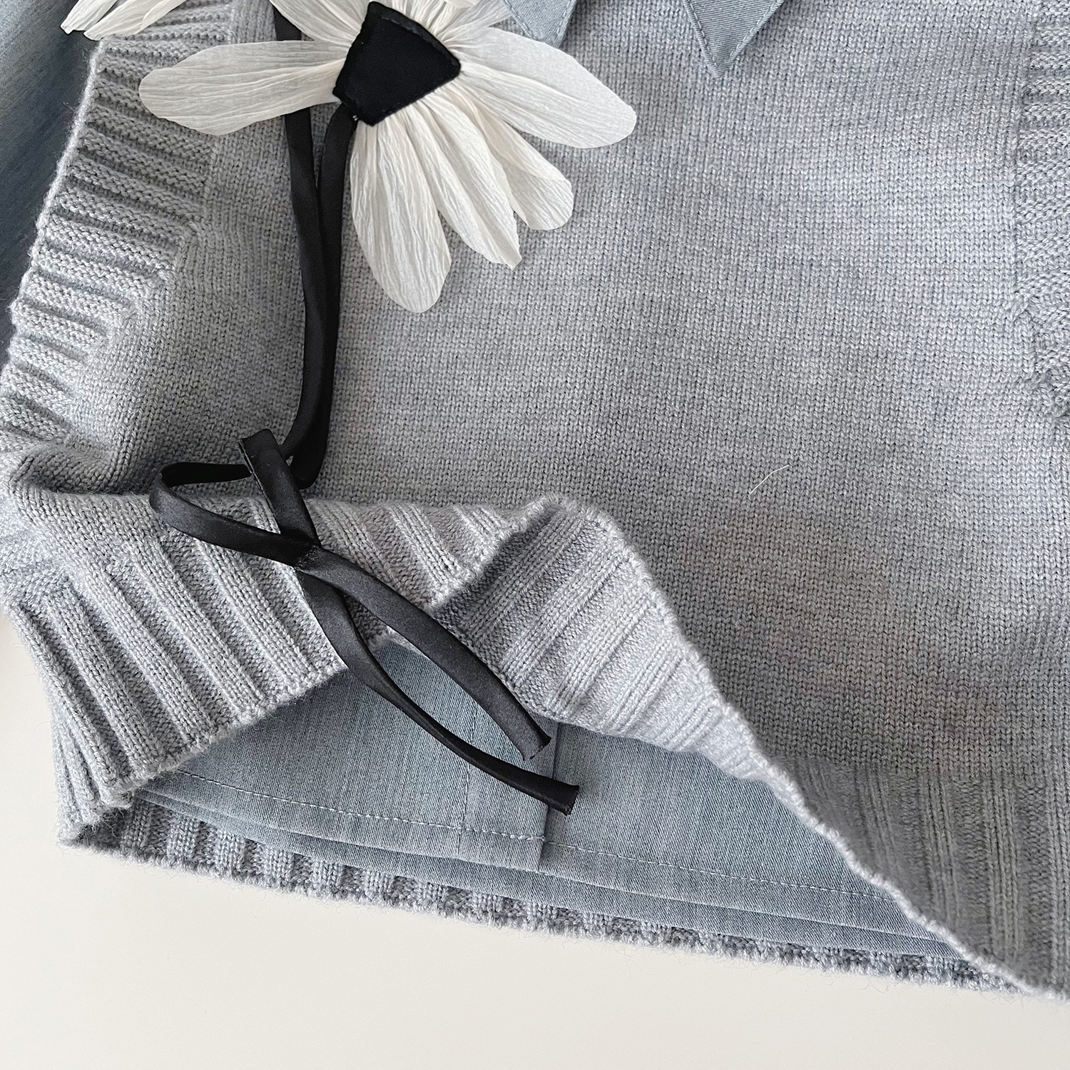 2024 Mädchen Koreanische Version Herbst Strickweste einfarbiges Hemd Faltenrock dreiteiliges Set stilvoll 67371_voghion.com