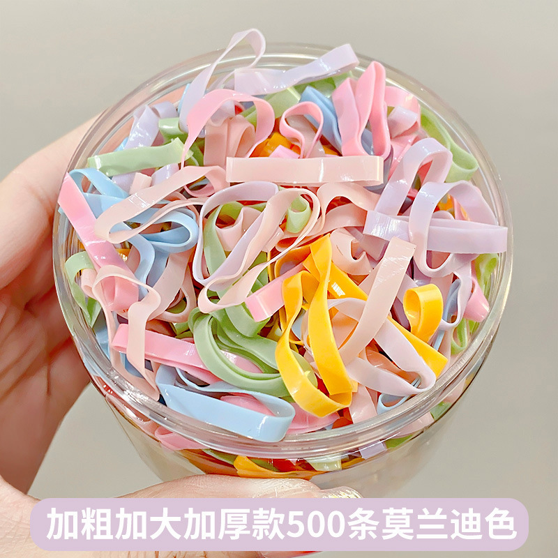 小さい皮の筋の女性は髪の毛を刺します。|undefined