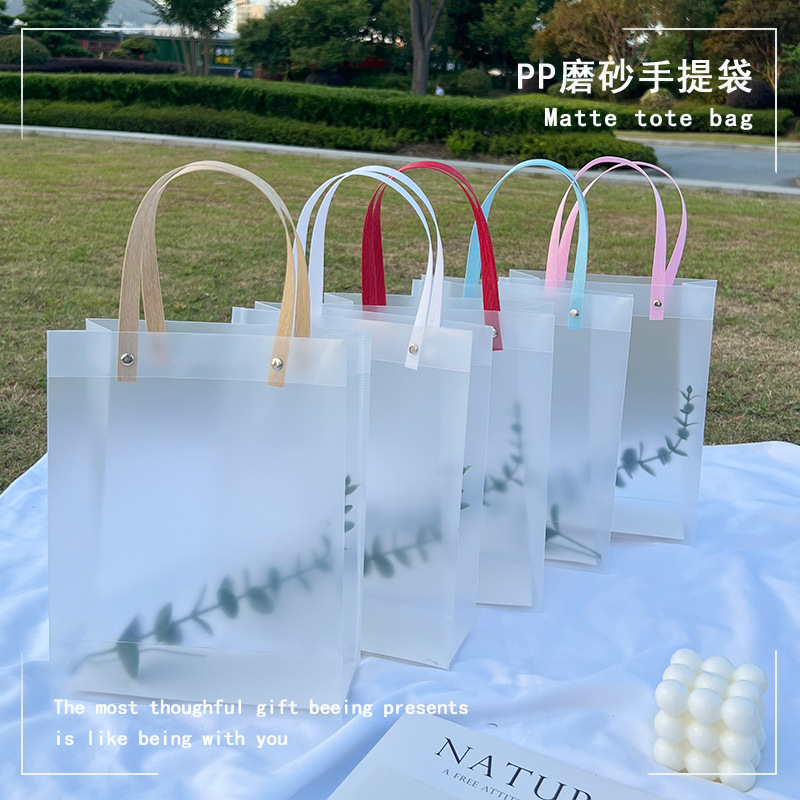 Bolsas de mano transparentes esmeriladas de PP en stock para bolsas de regalo de San Valentín, bolsas de regalo para dulces, bolsas de embalaje para compras.