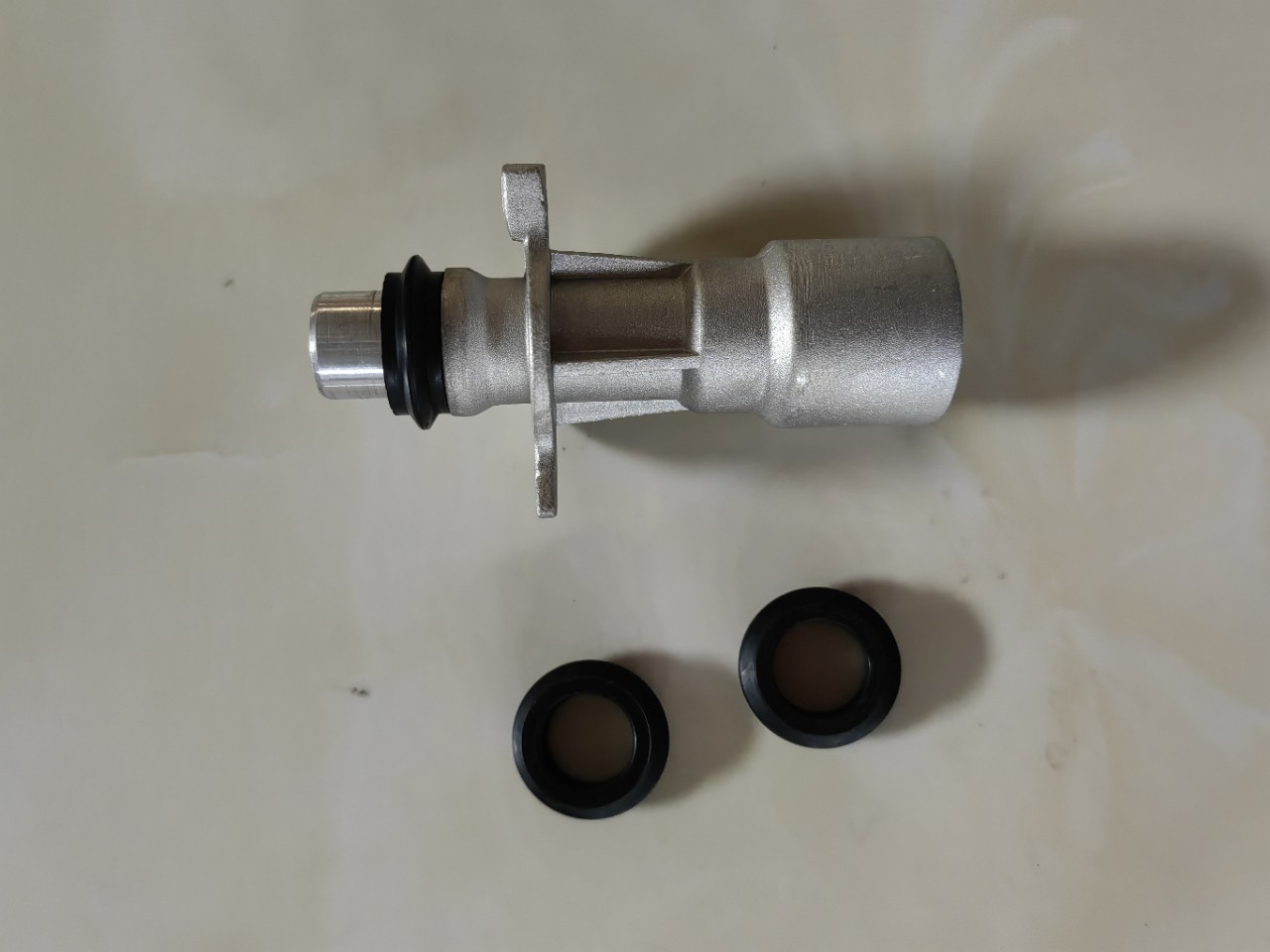 LR028136 Adecuado para el conector de entrada de aceite del enfriador de aceite del motor de aleación de aluminio Land Rover LR030593