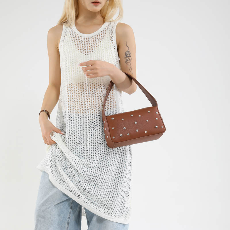 Bolso de axila con textura transfronteriza 2025 verano nuevo bolso femenino bolso de remache personalizado bolso de hombro con patrón de lichi de moda