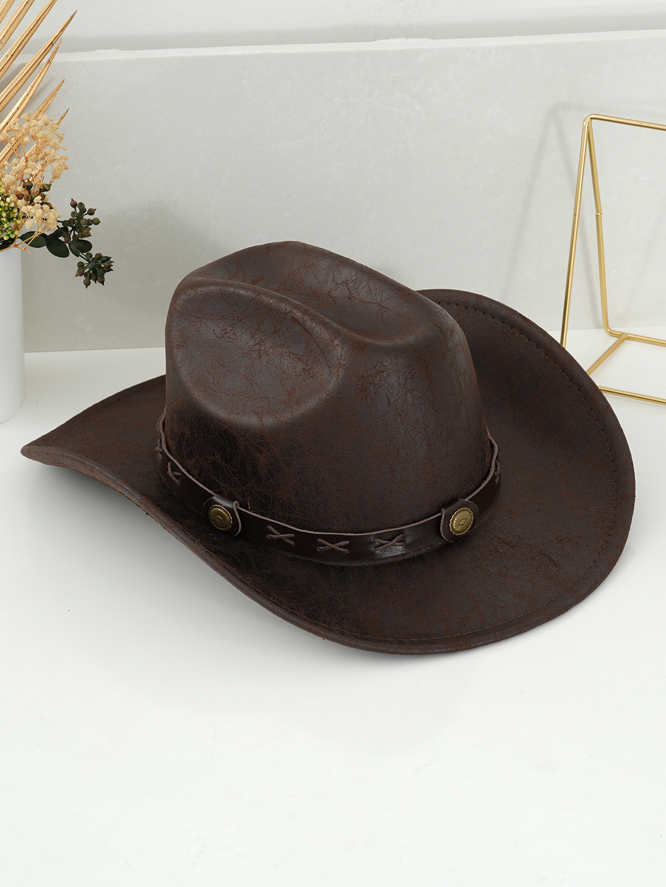 Vintage western cowboyhatt i slitet läder med spänne och mönster_voghion.com