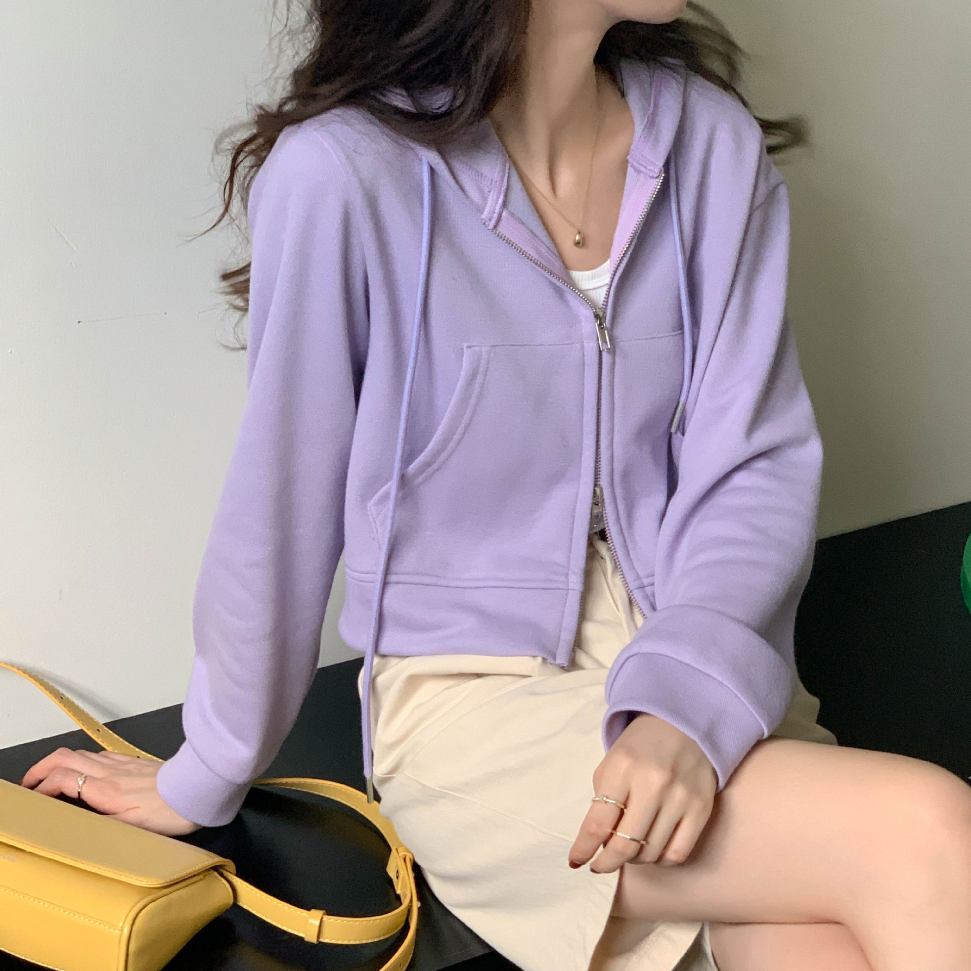 Venta al por mayor suéter delgado de las mujeres de cremallera corta de color sólido diseño de nicho de primavera y verano corto Top casual con capucha cardigan