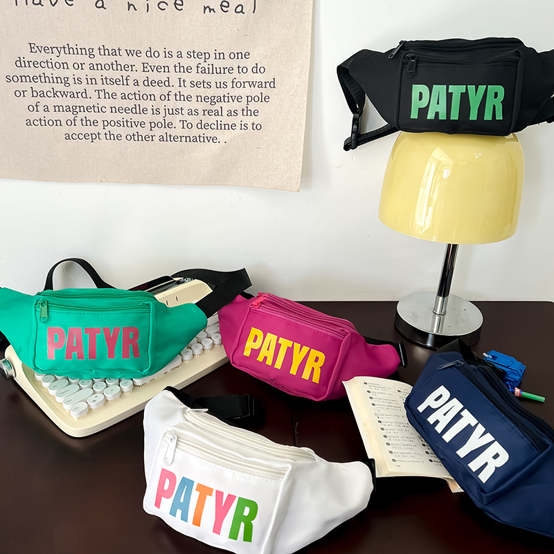 Bolsas coreanas para niños y niñas, letras extranjeras, bolsas de pecho para niños de color sólido, 2025 nuevas bolsas para niños de comercio exterior