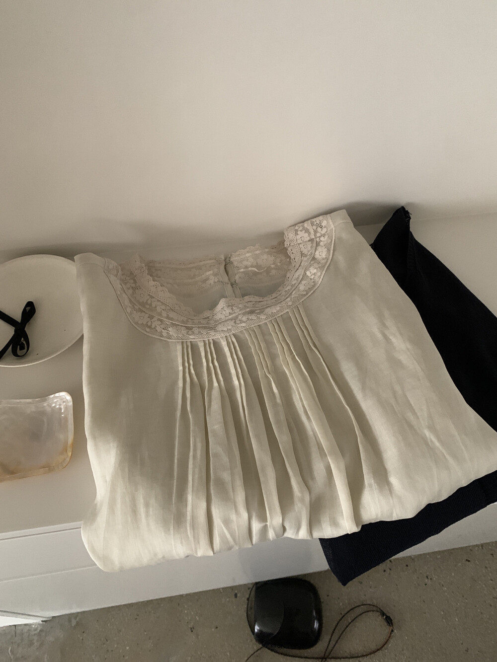 Áo sơ mi nữ tay ngắn phối ren cổ điển chất liệu tơ tằm linen — trắng ngà chi tiết 19