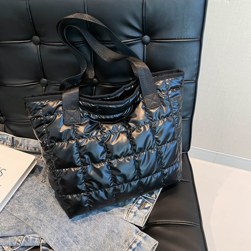 Bolsas de invierno de gran capacidad de aire extranjero 2024 nuevo bolsas de ocio rojas de alta calidad bolsas de algodón bolsas de mano bolsas de mano