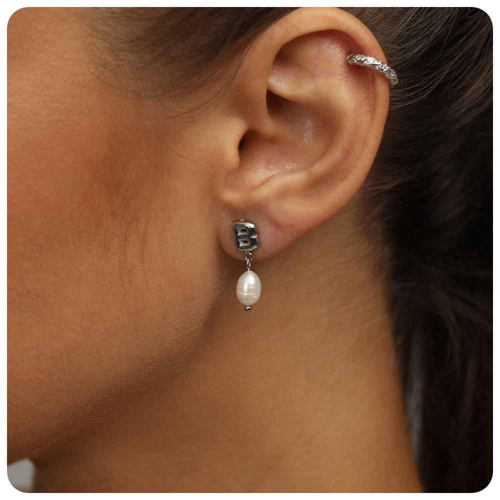 Alta europa y americana de acero inoxidable pendientes de perlas de alta calidad nicho simple joyería de acero de titanio letras pendientes de oro y plata mujeres