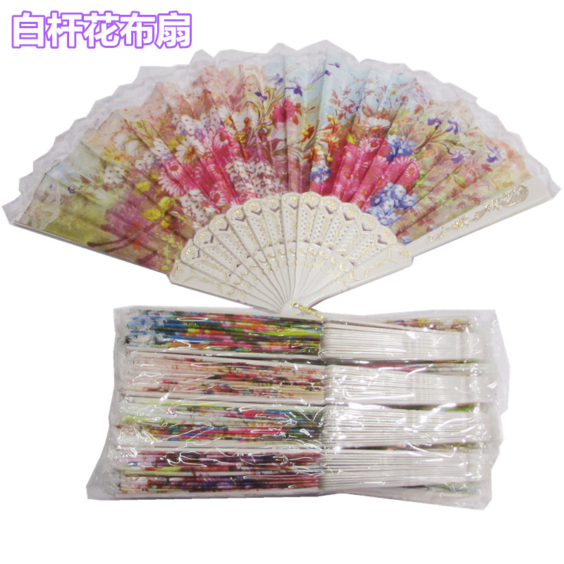 Fabricantes al por mayor belleza de la moda moderna abanico de tela de flores de varilla negra bordado de varilla de plástico abanico de tela de flores de varilla blanca de estilo chino dos estilos