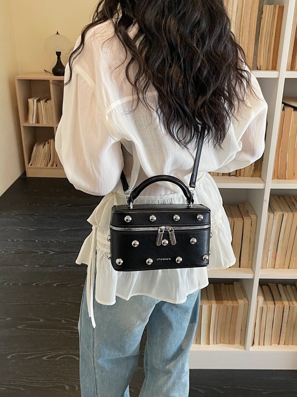 Bolsos portátiles de textura alta para mujeres 2026 nuevos nichos transfronterizos de diseño remaches de moda versátil bolso de mochila
