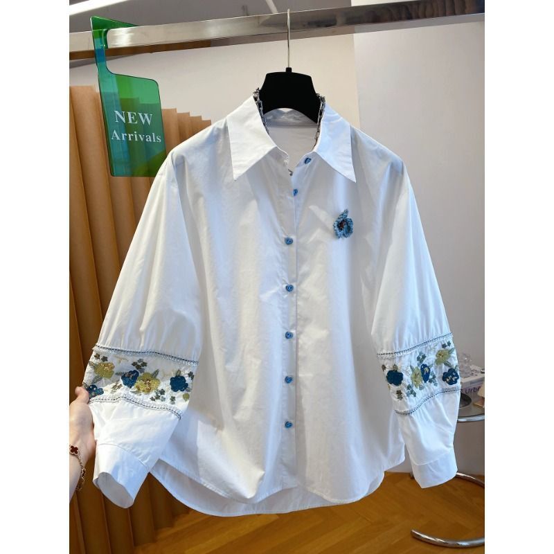 Luxurious and elegant white embroidered shirt for women, 2026 new spring collection, loose fit, super stylish with heart-shaped buttons and embroidery