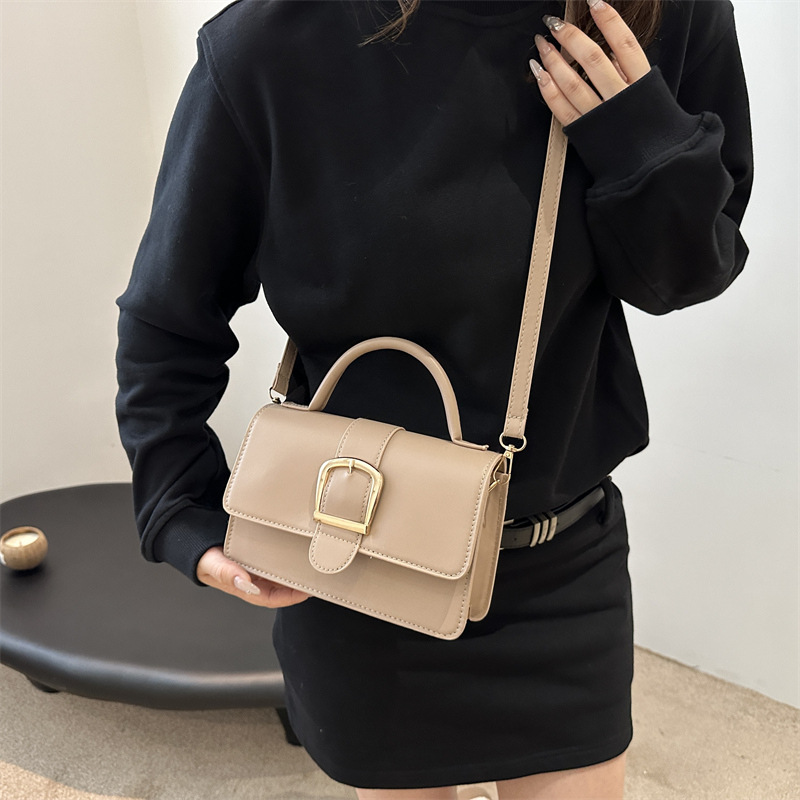 Bolsos de celebridades de Internet 2024 nuevo bolso de mujer de un solo hombro de mano de moda de primavera, bolso cuadrado pequeño de todo fósforo de mensajero de estilo occidental de alta gama