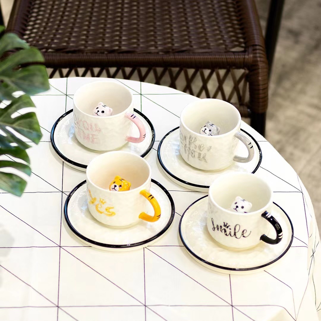 Personalidad creativa de dibujos animados Tigre 3D muñeca Taza de cerámica y platillo combinación traje taza de regalo lindo mascota tarde taza de té